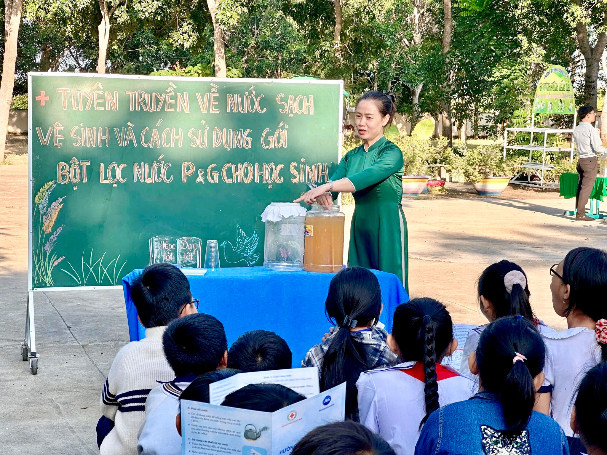 Các buổi truyền thông thay đổi hành vi vệ sinh được tổ chức tại các trường học giúp học sinh tiếp cận kiến thức về nước sạch.