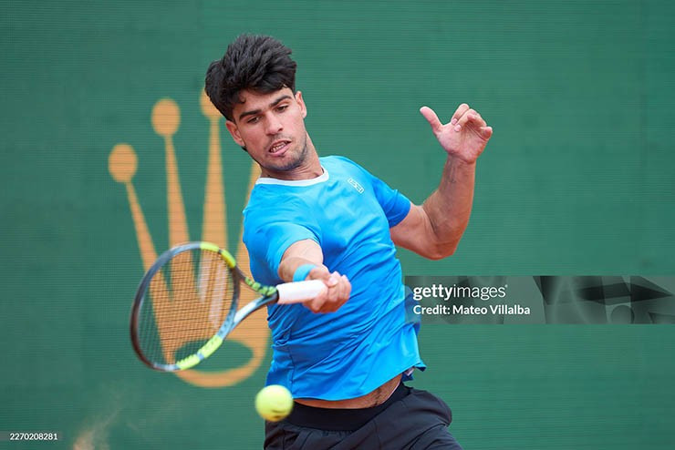 Carlos Alcaraz ăn mừng chiến thắng áp đảo trước Sebastian Baez tại Monte Carlo