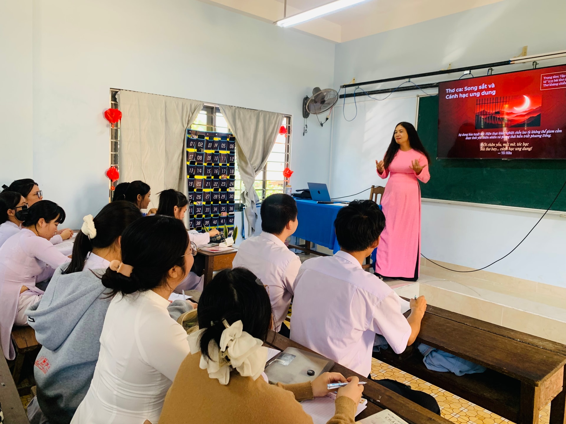 Một tiết dạy học môn Ngữ văn lớp 12 của cô giáo Trần Thị Hà.