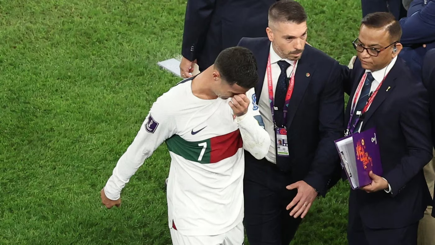 Ronaldo rời sân trong nước mắt sau thất bại trước Morocco.