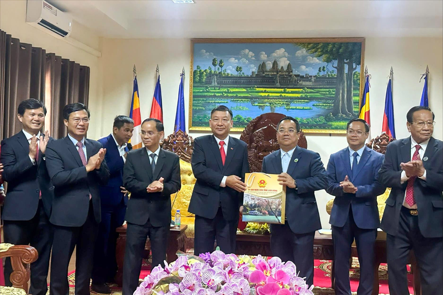 L&atilde;nh đạo tỉnh L&acirc;m Đồng tặng qu&agrave; tỉnh Mondulkiri, Vương Quốc Campuchia