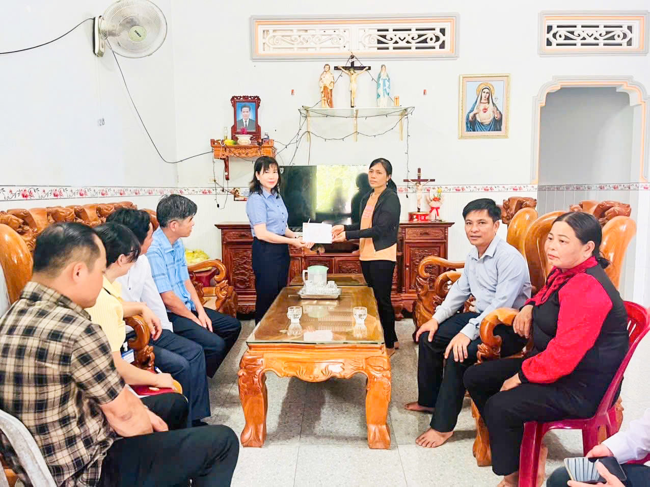 dong-chi-ha-thi-hanh-trao-so-tien-10-trieu-dong-tu-quy-cuu-tro-tinh-de-ho-tro-gia-dinh-ba-la-thi-thanh(1).jpg