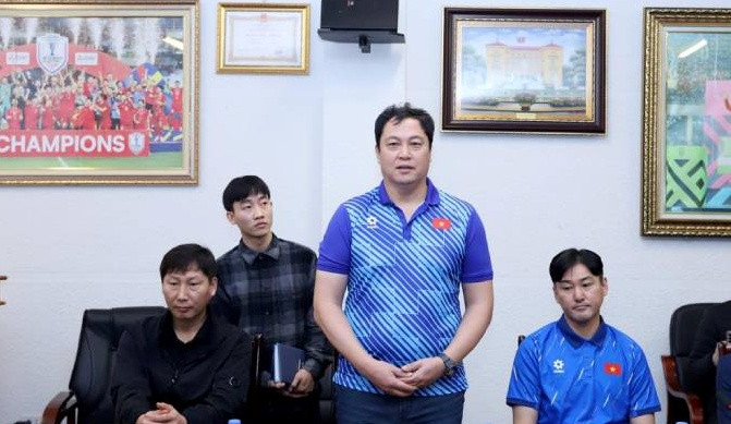 Đại diện VFF và HLV Lee Woon-jae trong buổi lễ ký kết gia hạn hợp đồng.