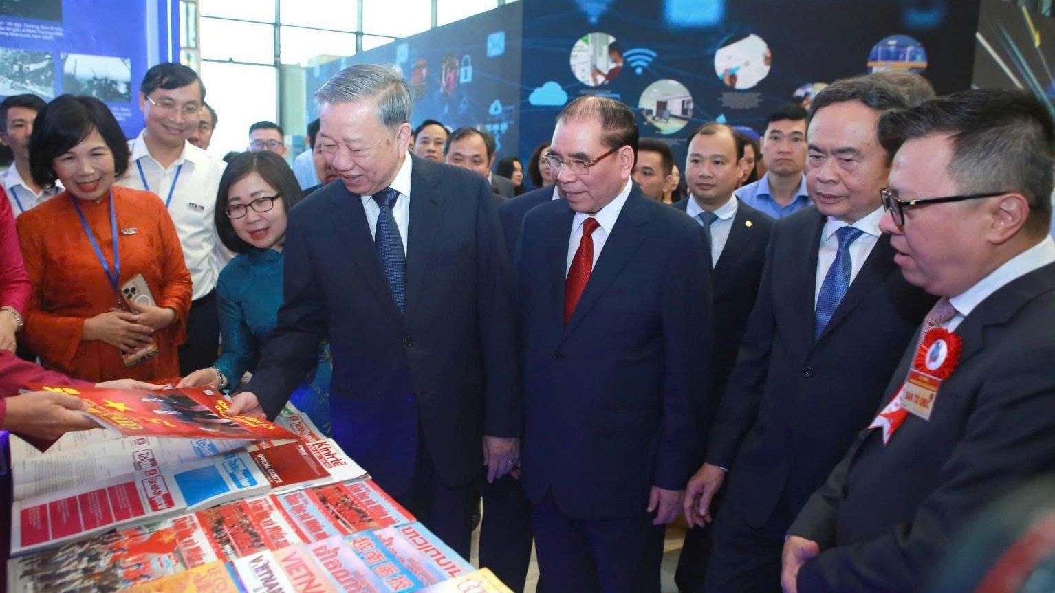special.nhandan.vn-quan-diem-baochi-xuatban-trong-van-kien-dang-assets-vgah4lgzqj-_a44c69515901d85f8110-1534x863(3).jpg