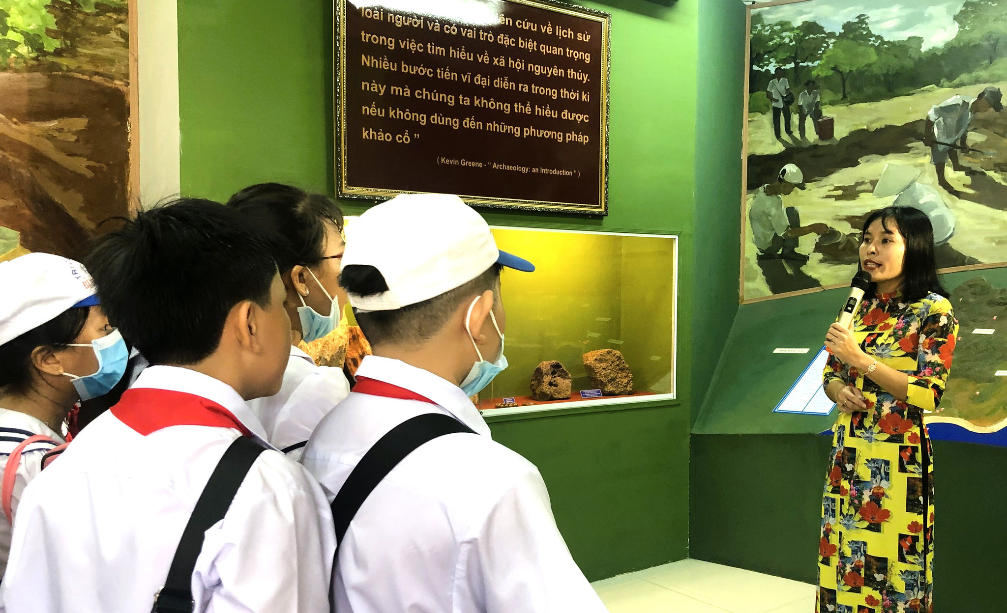 Học sinh tham quan, tìm hiểu tại Nhà trưng bày Bảo tàng tỉnh Lâm Đồng