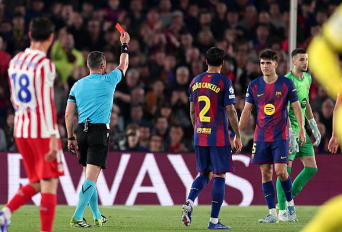 Pau Cubarsi nhận thẻ đỏ trực tiếp sau pha truy cản trái phép với Simeone, làm thay đổi hoàn toàn cục diện trận đấu.