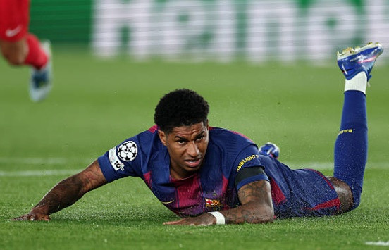 Marcus Rashford dứt điểm dội xà ngang trong một đêm thi đấu thiếu may mắn của các chân sút Barcelona.