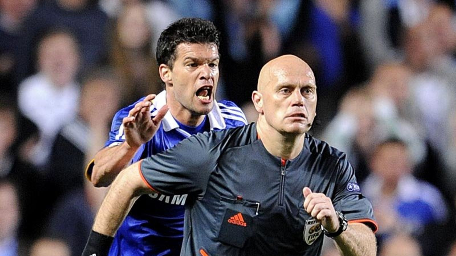 Barca vượt qua Chelsea trong cơn bão tranh cãi.