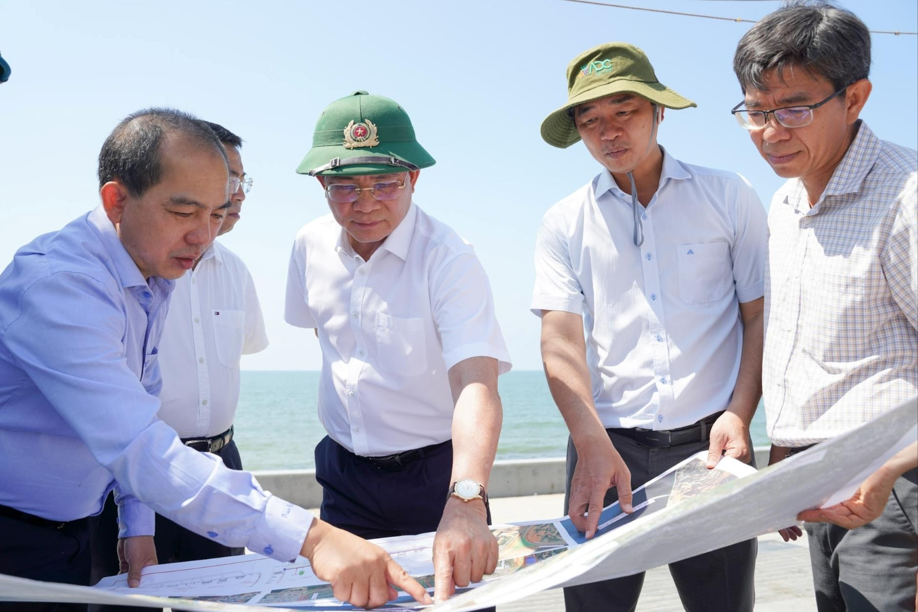 Chủ tịch UBND tỉnh Hồ Văn Mười khảo s&aacute;t dự &aacute;n Đường ven biển ph&iacute;a Đ&ocirc;ng Nam L&acirc;m Đồng