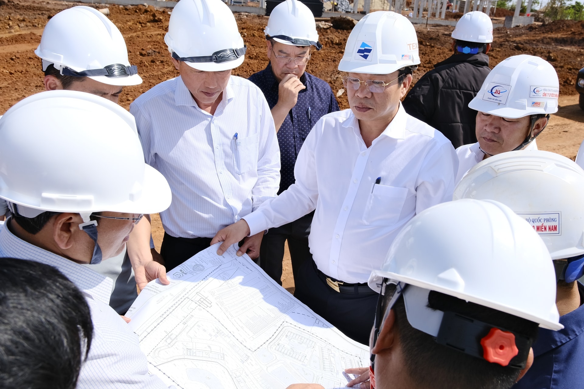 Đồng ch&iacute; Lưu Văn Trung, Ph&oacute; B&iacute; thư Tỉnh ủy, Chủ tịch HĐND tỉnh L&acirc;m Đồng c&ugrave;ng đo&agrave;n c&ocirc;ng t&aacute;c kiểm tra tiến độ thi c&ocirc;ng Dự &aacute;n Trường Phổ th&ocirc;ng nội tr&uacute; li&ecirc;n cấp Tiểu học v&agrave; THCS x&atilde; Quảng Trực