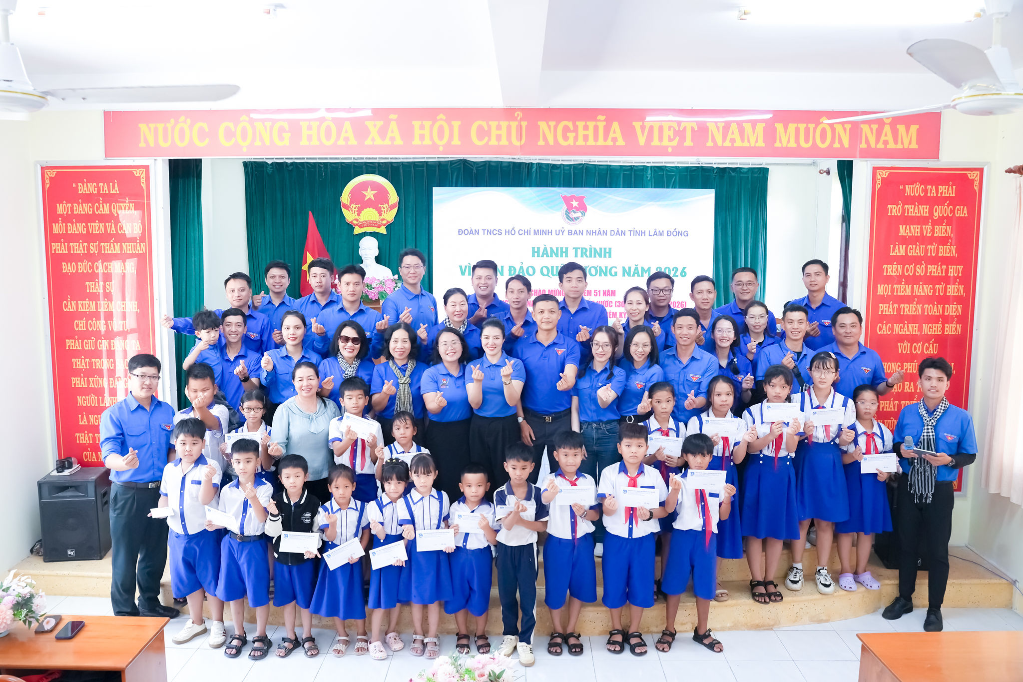 Các đại biểu chụp ảnh lưu niệm trong chương trình trao học bô
