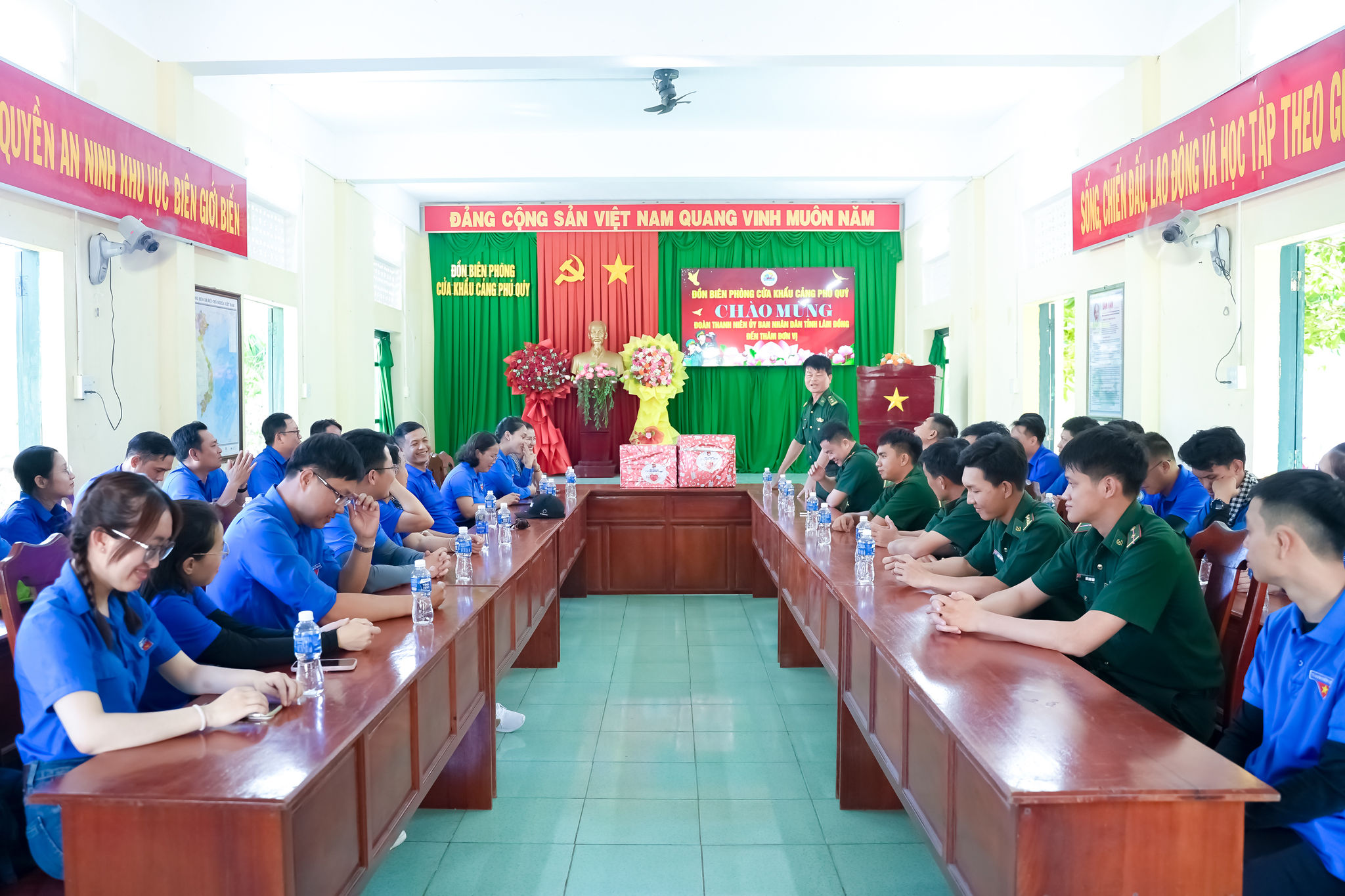 Tuổi trẻ UBND tỉnh Lâm Đồng thăm, làm việc tại Đồn Biên phòng Cửa khẩu cảng Phú Quý