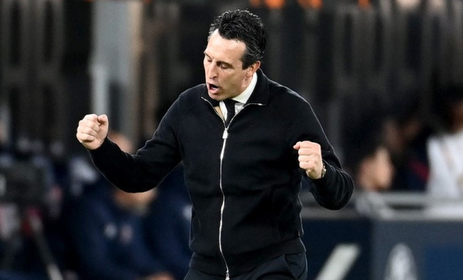 HLV Unai Emery bày tỏ sự không hài lòng với cách nhập cuộc của các học trò trong hiệp một.