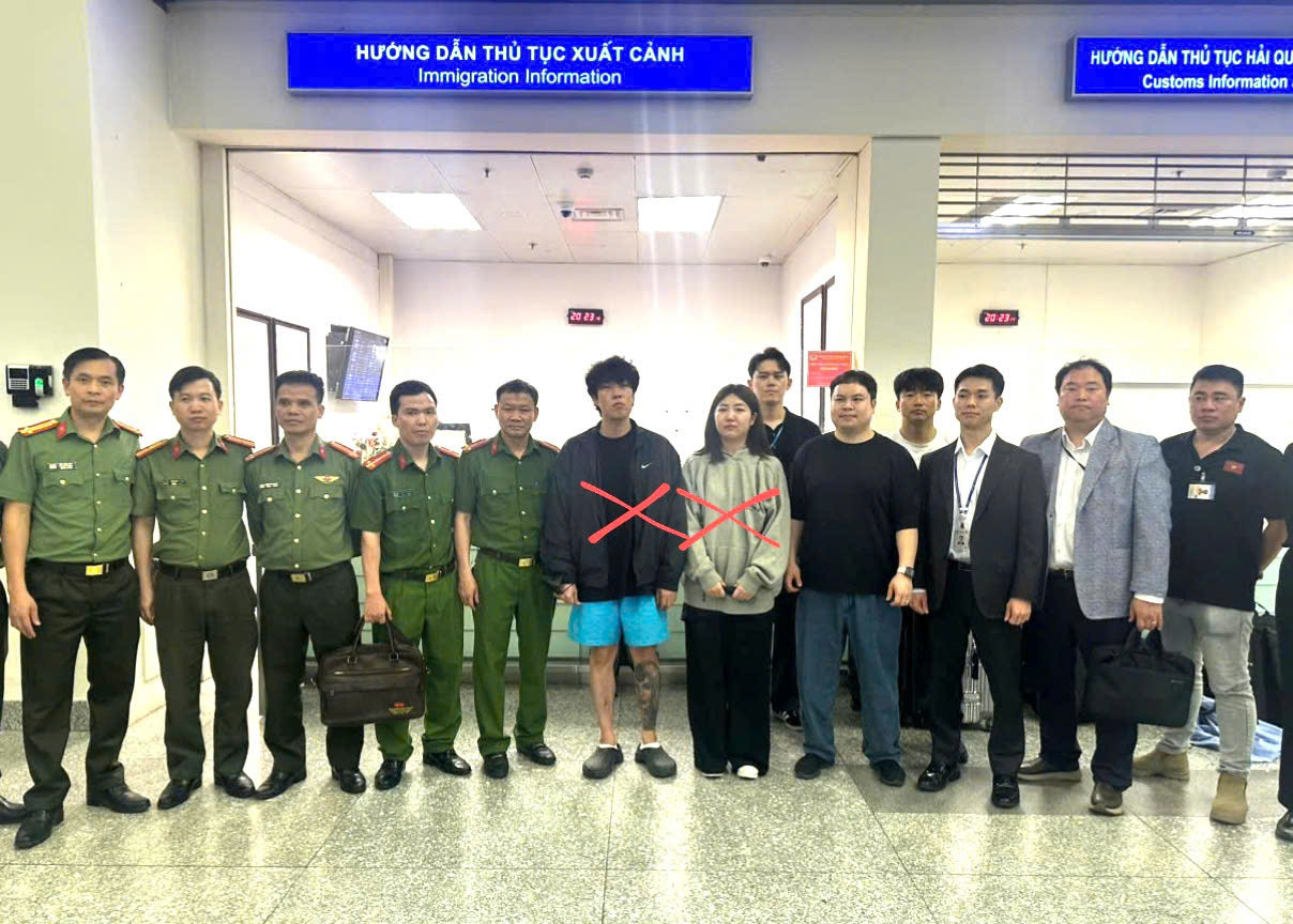 Công an tỉnh Bắc Ninh bàn giao hai đối tượng truy nã đỏ của Interpol cho cơ quan chức năng Hàn Quốc