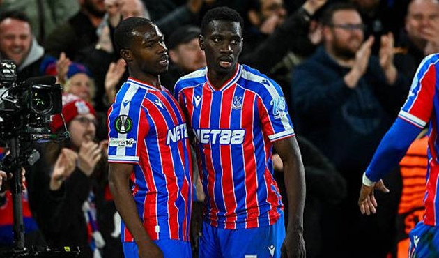 Ismaila Sarr ăn mừng bàn thắng ấn định tỷ số 3-0 cho Crystal Palace.