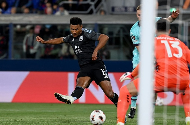 Ollie Watkins ăn mừng cú đúp bàn thắng giúp Aston Villa giành chiến thắng