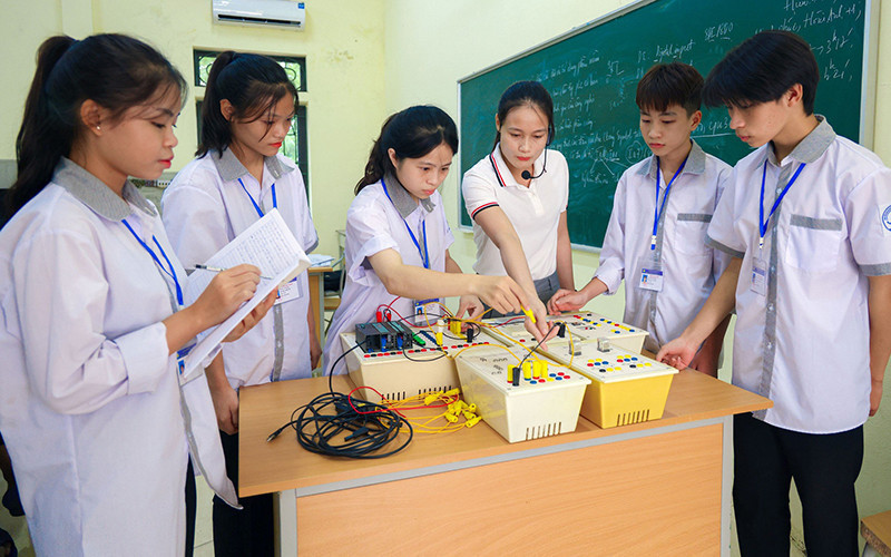 Lần đầu tiên giáo viên giáo dục thường xuyên có mã số, chức danh nghề nghiệp riêng- Ảnh 2.