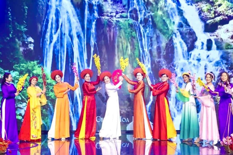 Áo dài Việt Nam “hội tụ và vươn xa” trên vùng đất Lâm Ðồng