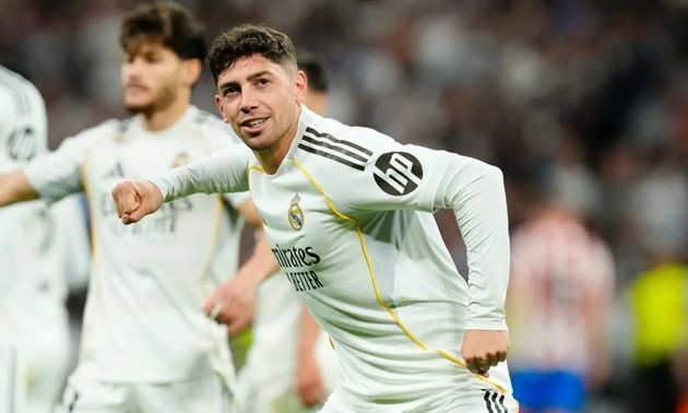 Federico Valverde (7.3): Một màn trình diễn đa năng. Anh lên công về thủ nhịp nhàng, ghi bàn mở tỷ số và duy trì đẳng cấp suốt trận.