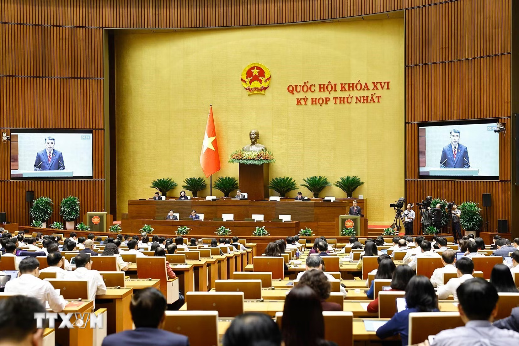 ttxvn-potal-quoc-hoi-nghe-trinh-bay-bao-cao-ve-ke-hoach-phat-trien-kinh-te-xa-hoi-2026-8690799.jpg