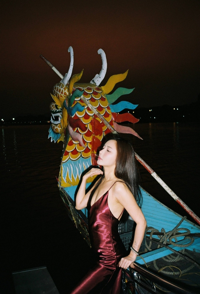 Bùi Bích Phương khoe vẻ gợi cảm trong chuyến du lịch Huế cùng Tăng Duy Tân.