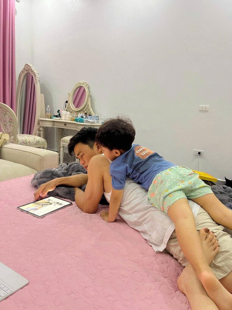 Đại úy Thăng Văn Cương yêu thương và chăm sóc con trai Hòa Minzy như ruột thịt.