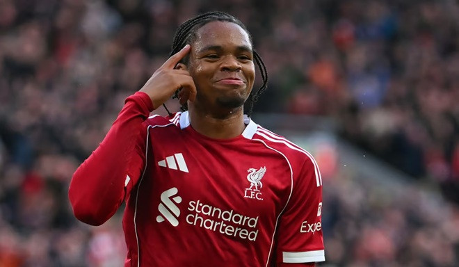 Rio Ngumoha ghi bàn mở tỷ số cho Liverpool trước Fulham