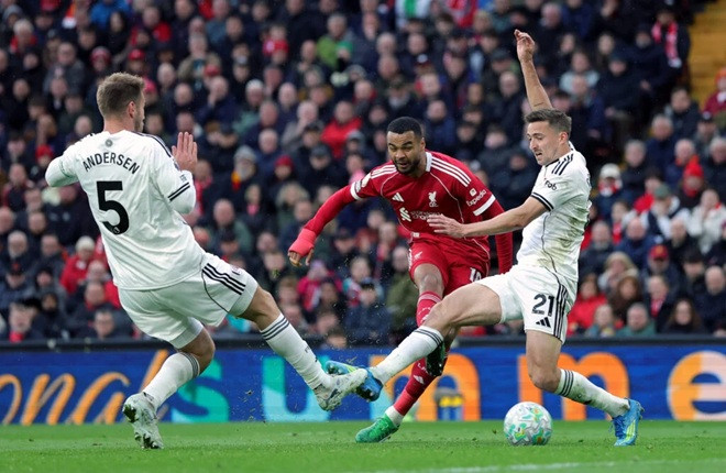 Cody Gakpo hỗ trợ tấn công trong trận gặp Fulham
