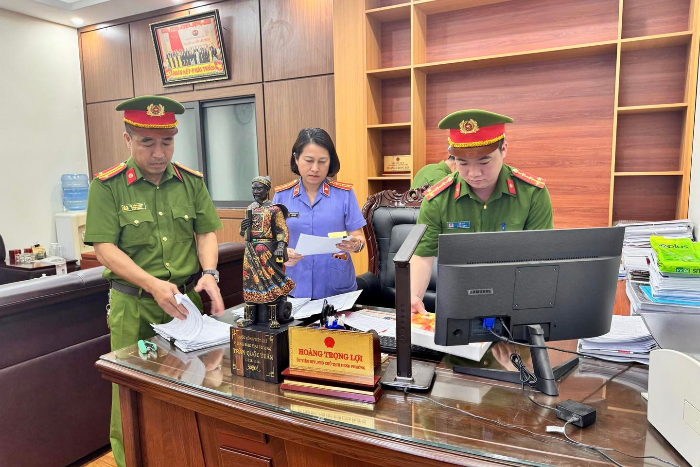 Khám xét nơi làm việc của Hoàng Trọng Lợi.