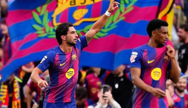 Ferran Torres cùng các đồng đội ăn mừng chiến thắng trước Espanyol