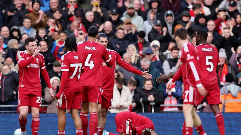 Virgil van Dijk chỉ huy hàng phòng ngự Liverpool