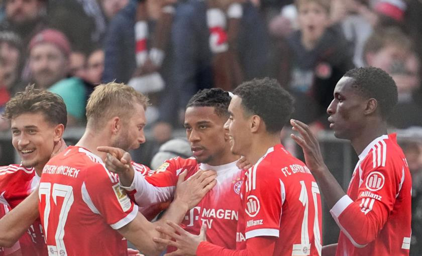 Các cầu thủ Bayern Munich ăn mừng bàn thắng trong hiệp hai