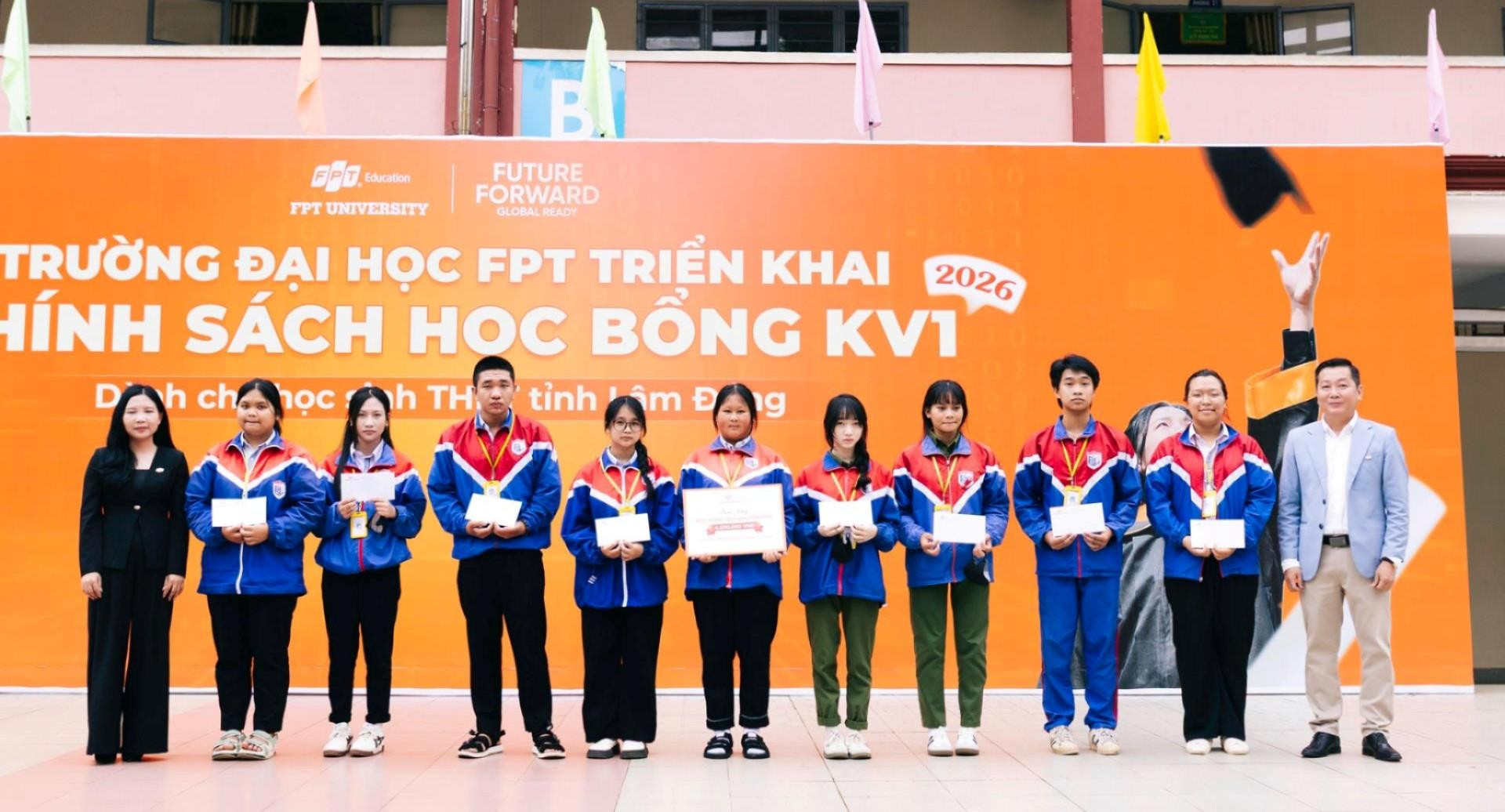 Đại diện Trường Đại học FPT trao học bổng cho học sinh Trường THPT Bảo Lâm, tỉnh Lâm Đồng trong khuôn khổ chương trình.