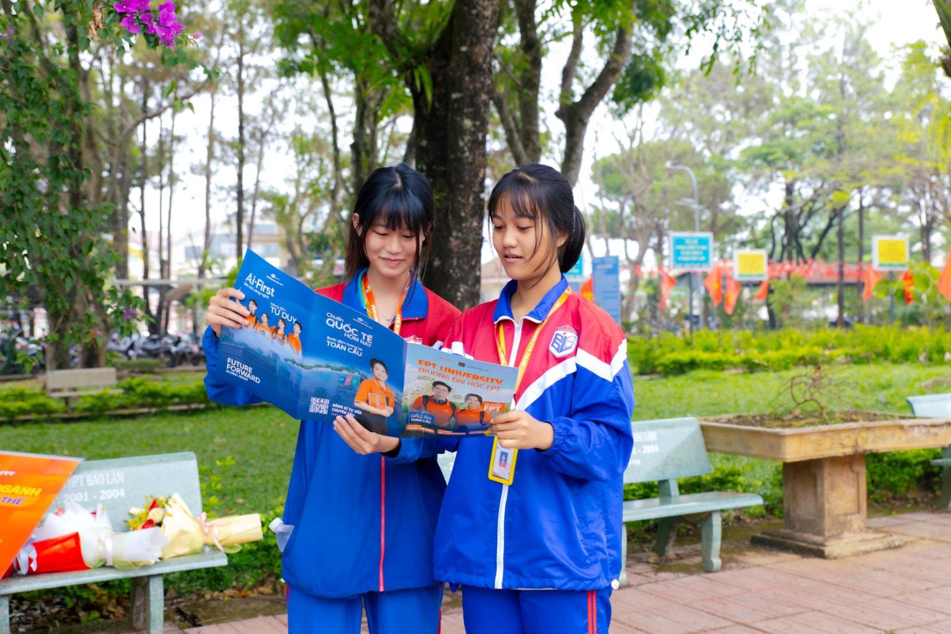 Học sinh Trường THPT Bảo Lâm tham gia chương trình, tìm hiểu thông tin về chính sách hỗ trợ học phí.