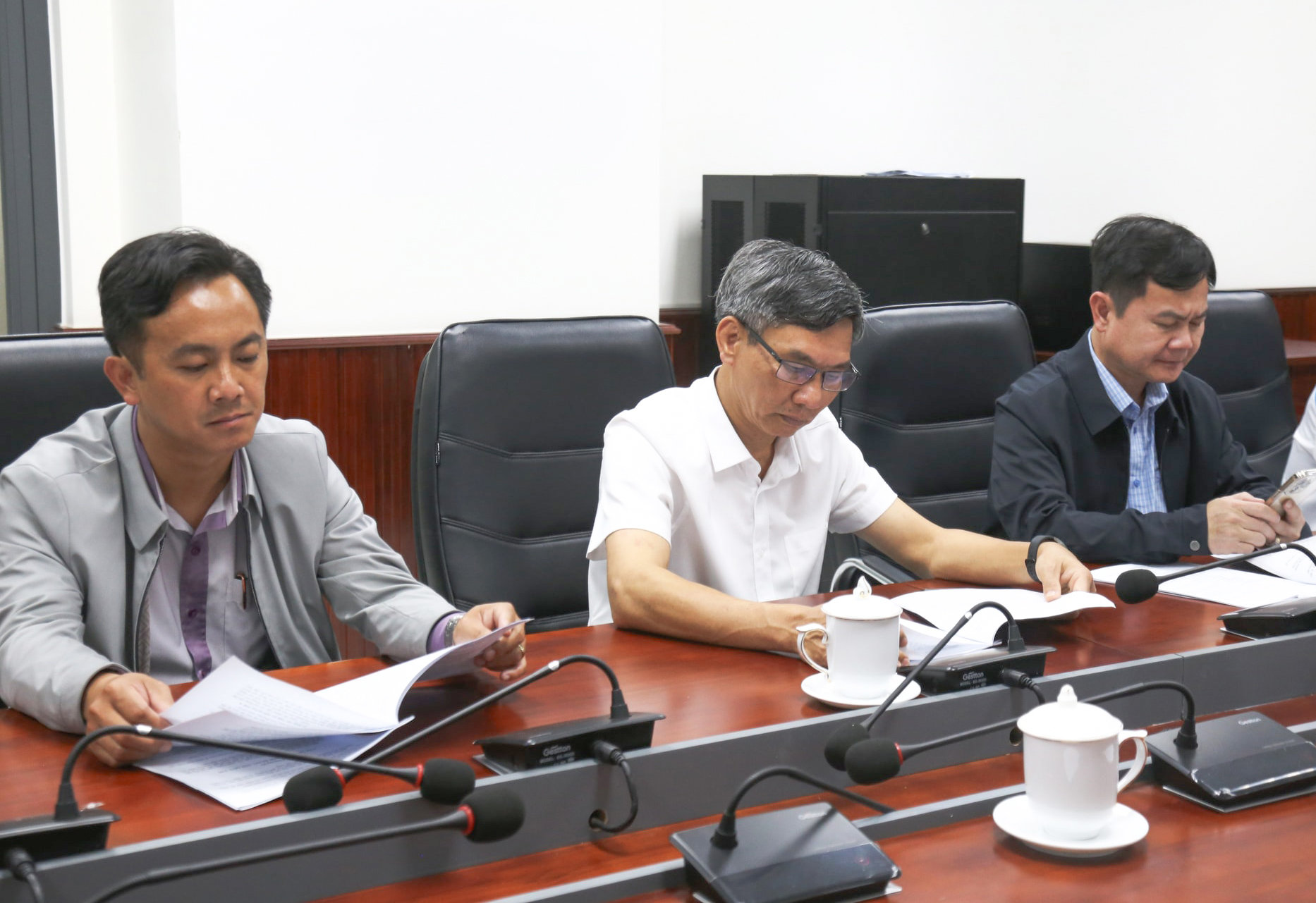 dong-chi-vu-ngoc-tu-ao-trang-pho-giam-doc-bao-va-phat-thanh-truyen-hinh-lam-dong-thanh-vien-ban-giam-khao-hoi-thi-tham-du-cuoc-hop(1).jpg