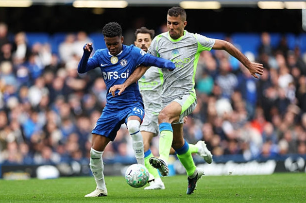 Tài năng trẻ Estevao hoàn toàn mất tích trước hệ thống phòng ngự của Man City.