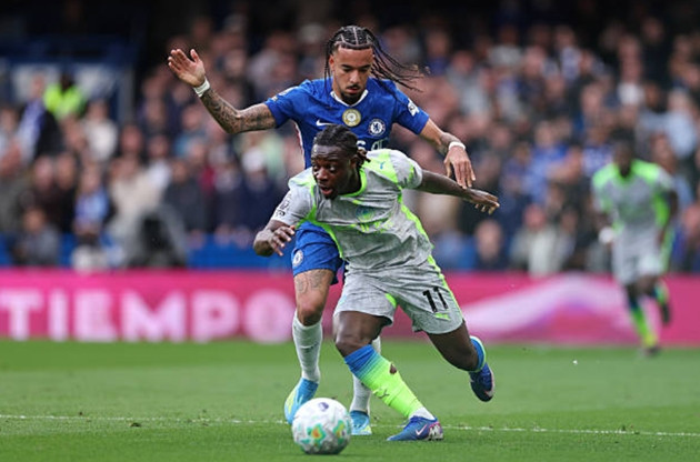 Malo Gusto nỗ lực ngăn chặn các pha leo biên của Jeremy Doku bên phía Man City.
