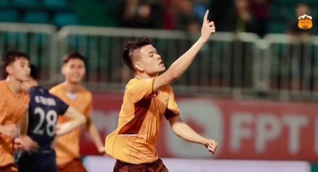 Trung vệ Đinh Quang Kiệt sở hữu chiều cao ấn tượng 1,95 m.