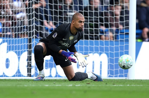 Thủ môn Robert Sanchez thực hiện 4 pha cứu thua quan trọng cho Chelsea trong trận gặp Man City.