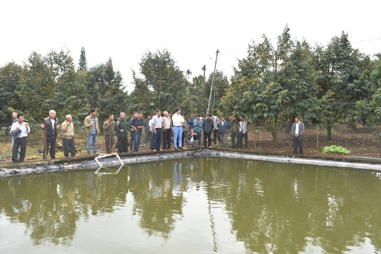 nong-dan-can-chu-dong-tich-tru-nuoc-tuoi-dam-bao-sinh-truong-cho-cay-trong-khi-mua-kho-han-keo-dai-1-.jpg