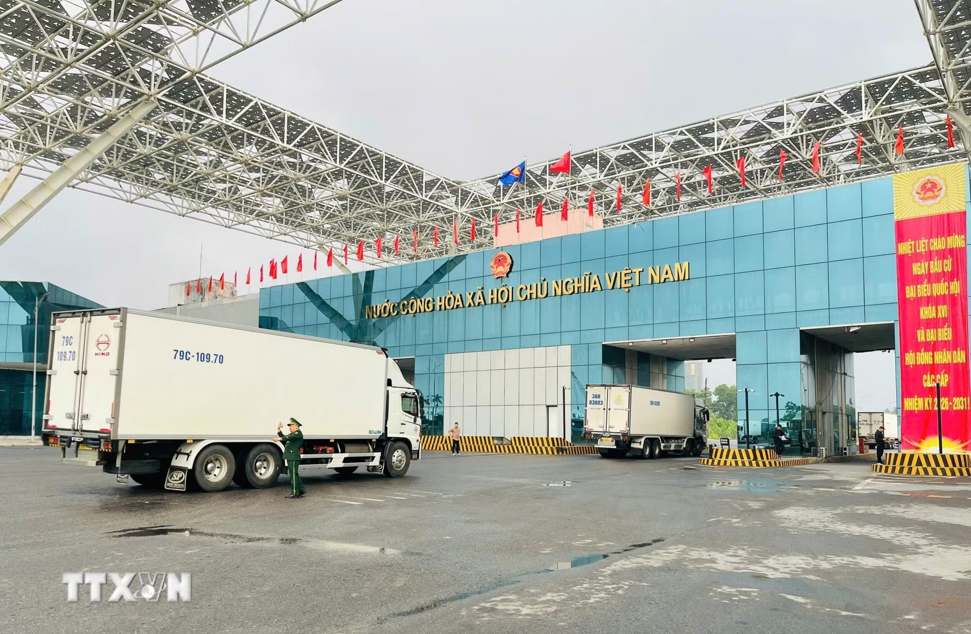 ttxvn-thong-quan-cuoi-tuan-tai-cua-khau-mong-cai-8625929.jpg