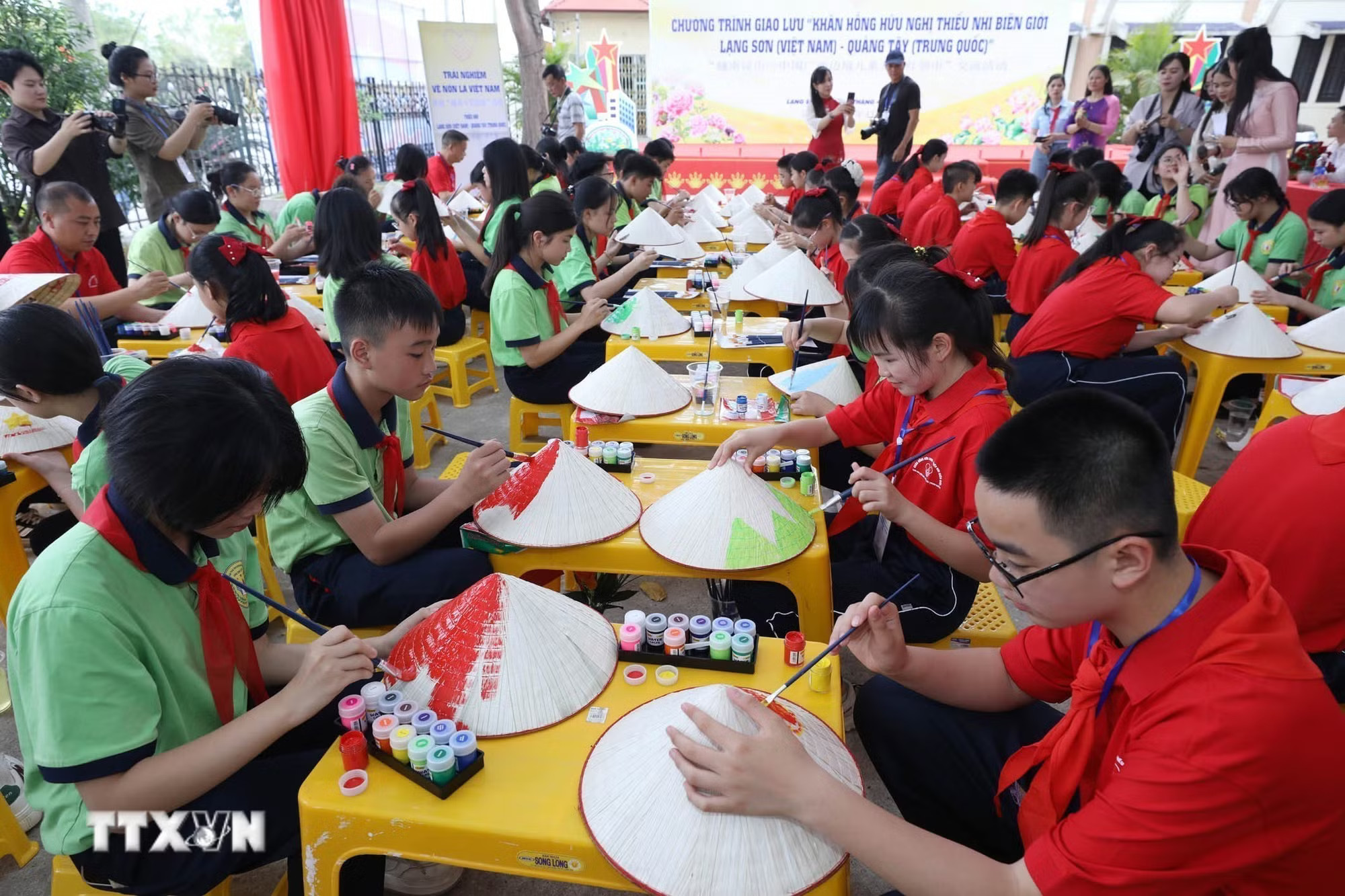 ttxvn-chuong-trinh-giao-luu-khan-hong-huu-nghi-thieu-nhi-bien-gioi-lang-son-quang-tay-1304.jpg
