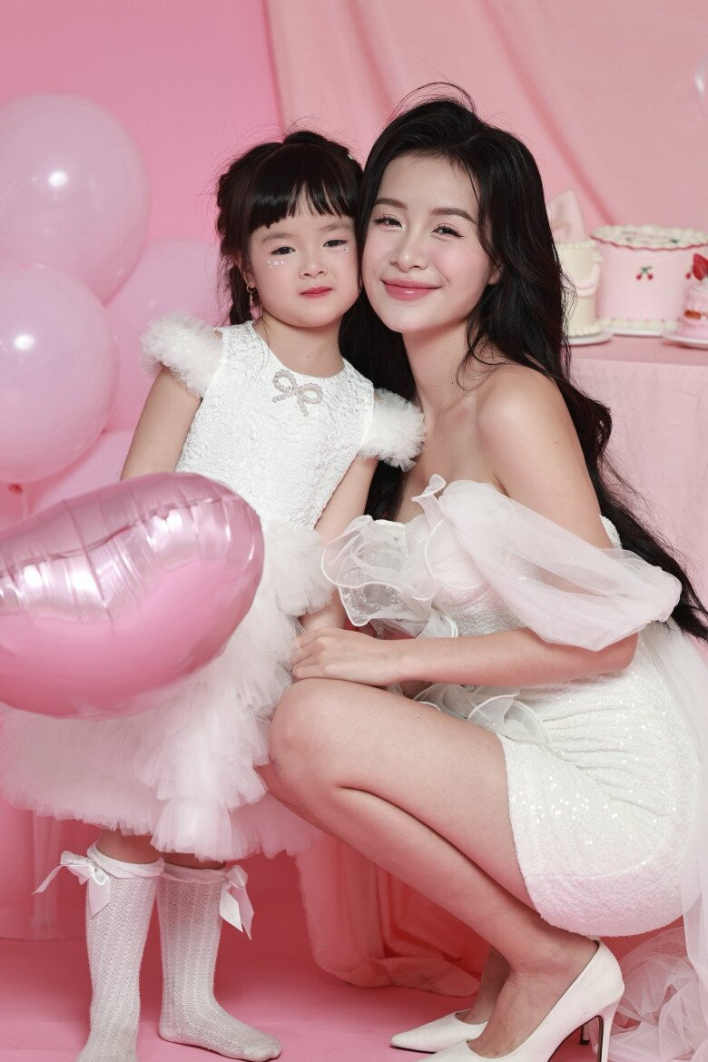 Trang Emma hiện là mẹ của một bé gái và luôn nỗ lực giữ kín thông tin về cuộc sống cá nhân.