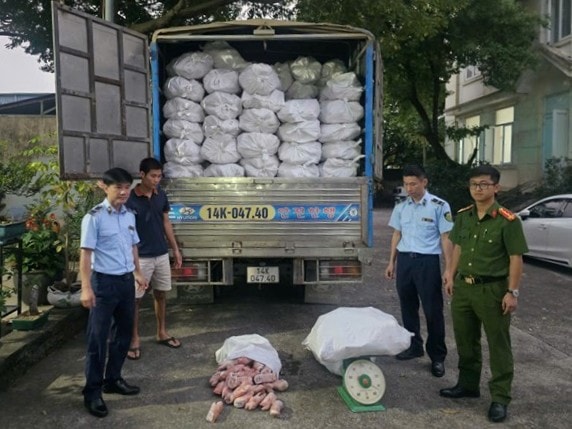 Lực lượng chức năng kiểm tra số lượng lớn thực phẩm chân lợn đông lạnh vi phạm