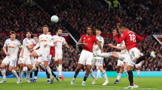 Casemiro đánh đầu ghi bàn rút ngắn tỷ số cho Manchester United.