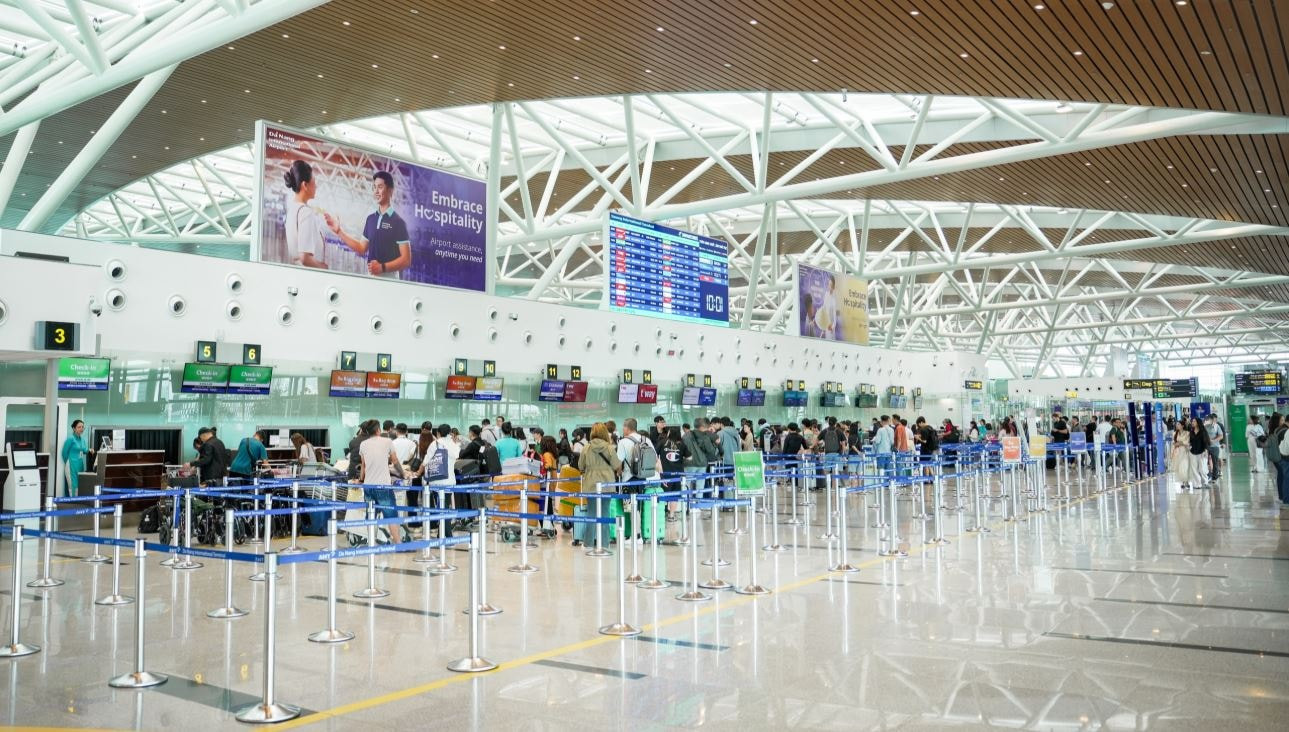 Hành khách trải nghiệm các dịch vụ tiện ích tại nhà ga T2 TP. Đà Nẵng.