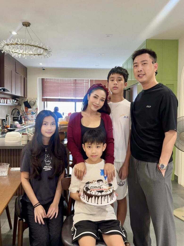 Gia đình hạnh phúc của Ốc Thanh Vân và Trí Rùa sau khi đoàn tụ tại Việt Nam.