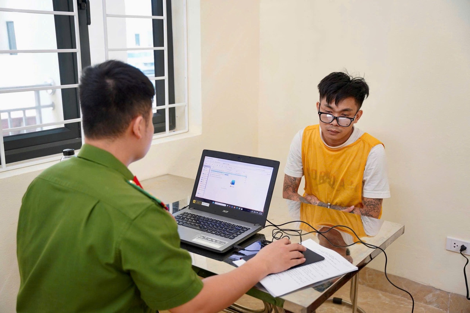 Cơ quan Công an lấy lời khai để làm rõ hành vi phạm tội của các đối tượng.