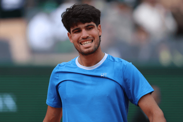 Carlos Alcaraz vất vả đối phó với điều kiện gió mạnh tại trận chung kết Monte Carlo Masters 2026.