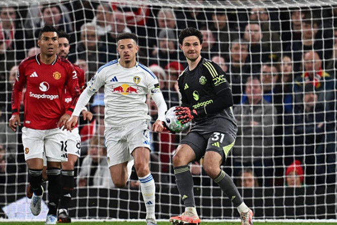 Thủ môn Senne Lammens nỗ lực cứu thua trước các chân sút Leeds United